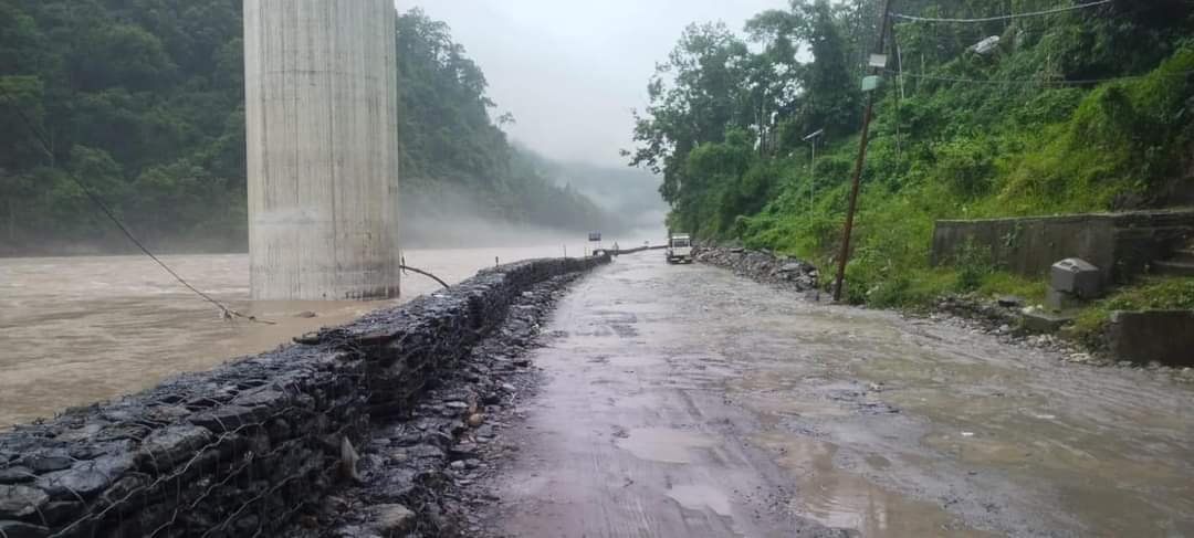 लगातार वर्षाले बढ्यो टिस्टा नदीको जलस्तर