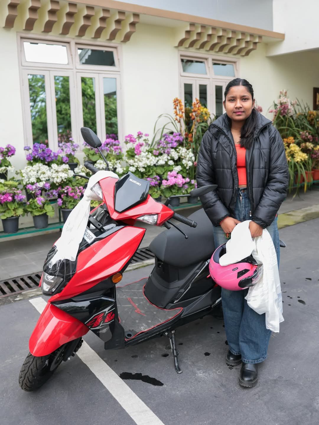 विद्यार्थीलाई शिक्षा समर्थन गर्न मुख्यमन्त्रीले दिए स्कूटी उपहार