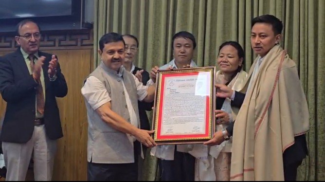 सिक्किम अकादेमीद्वारा पहिलो अकादेमी पुरस्कार चित्रकार सिवान राईलाई प्रदान